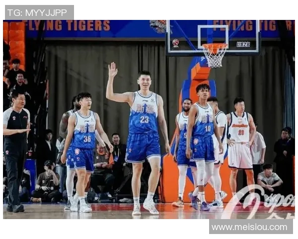 广东男篮与新疆飞虎激战正酣谁能在这场对决中笑到最后